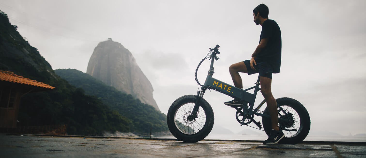 imagen de ciclista sobre una matebike, en una aventura