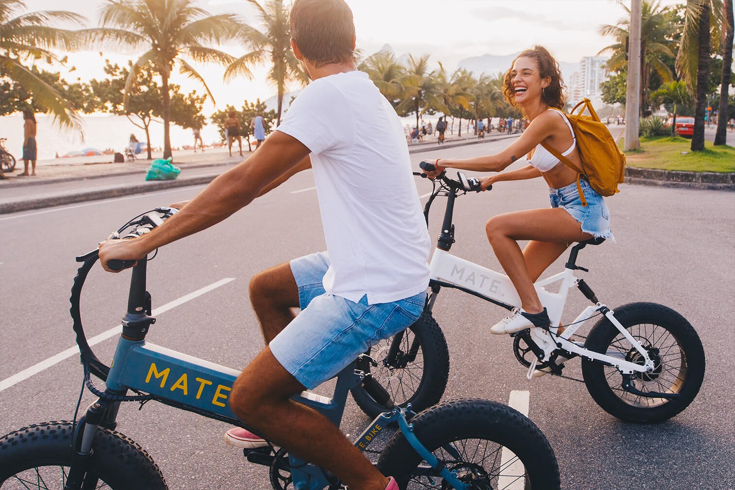 imagen de ciclistas de mate paseando por la ciudad